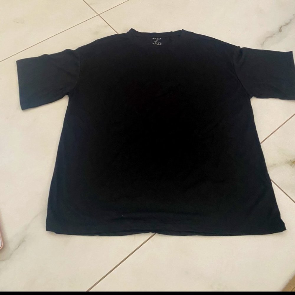 SHEIN BLACK GRAPHIC DESIGN T-SHIRT